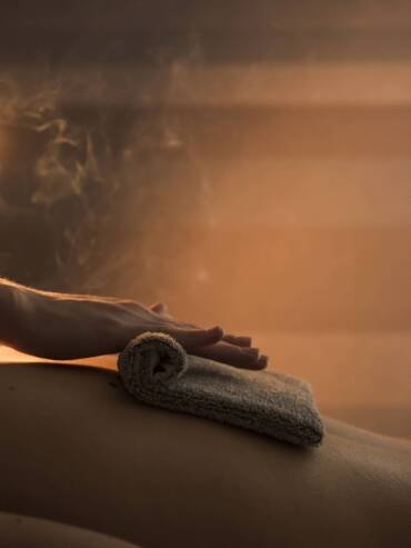 Massage service 3 close up therapist hand massaging woman s back with hot towel spa 1 scaled 1 Esprit Frome