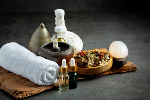 Massage Ayurvédique à Marrakech - Chez ESPRIT FORME 1 herbal compress herbal spa treatment equipments put dark floor Esprit Frome