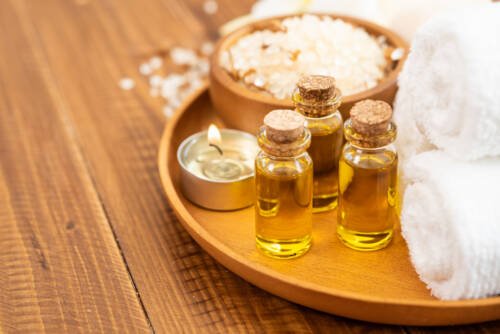 Massage Aromathérapie Anti-Stress à Marrakech - Chez ESPRIT FORME 1 sea salt towels aroma oil bottles flowers vintage wooden background Esprit Frome