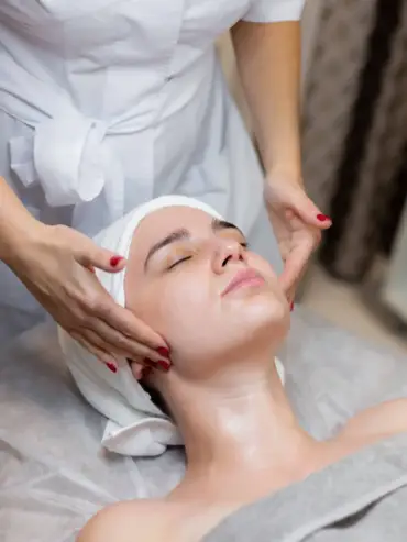Soin Visage Service 1 young beautiful girl lies beautician s table receives procedures light facial massage using oil scaled e1731932858177 Esprit Frome